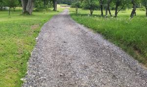 Ureditev poljske poti na Bloški polici z mletim asfaltom. Sredstva iz KS Grahovo. 04 Foto Boštjan Otoničar